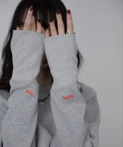 VACANCY グレー クロップドスウェットのサムネイル