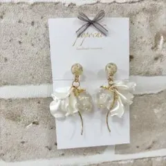ホワイトフラワー×いちご ノンホールピアス｜上品フェミニンデザイン