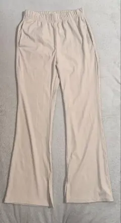 GUベージュ フレアパンツ ストレッチ素材