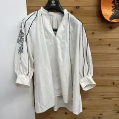 KBF+ 刺繍入りホワイトプルオーバーシャツ