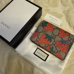 GUCCI イチゴ柄 ストロベリー 二つ折り財布 箱 袋 保証カード付 極美品 GUCCI イチゴ柄 ストロベリー 二つ折り財布 箱 袋付き