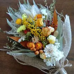 ユーカリと薔薇、ミモザとビタミンカラーの花ばなのスワッグ　43cm [795]