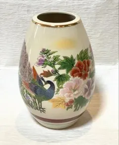 未使用品　九谷焼　九谷正峰　孔雀と花の装飾　陶器 花瓶　194