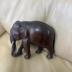 木製手彫り象の装飾品
