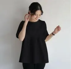 ラウンドネックパフスリーブトップス　ブラウス　ブラック
