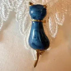 猫ピンブローチ ブルーエナメル ゆらゆらしっぽ