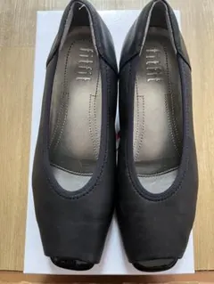 美品！fitfit オープントゥパンプス ブラック 23cmのサムネイル