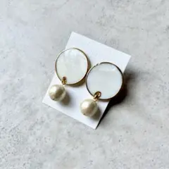 ハンドメイド　サージカルステンレスピアス　シェル　コットンパール