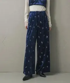 刺繍入りネイビー　ベロアパンツ　アーバンリサーチ　ドアーズ