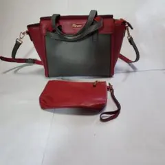 赤とグレーのショルダーバッグとポーチ