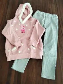 ピンクドット柄トレーナーとグレーのパンツセット