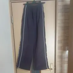 カジュアル黒パンツ サイド白ライン