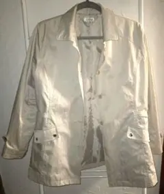 ホワイトベージュ ボタン付きジャケット
