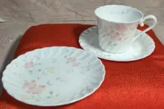 ファインボーンチャイナ ティーカップ＆ソーサー & 小皿セット