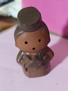 陶器の伝統的な衣装の置物