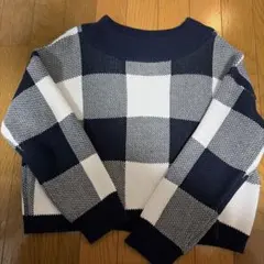 ネイビーとホワイトのチェック柄ニット