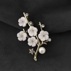梅の花　ブローチ　レトロ　アンティーク　キラキラ　ホワイト　上品　ヴィンテージ
