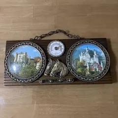 木製壁掛け 温度計付き 城と馬の彫刻