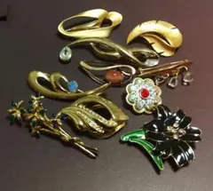 エレガントな金色のブローチセット