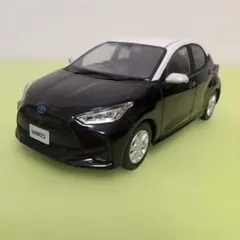 トヨタ ヤリス ミニカー ブラック/ホワイト　非売品