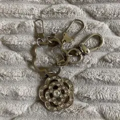 フラワーモチーフ キーホルダー シルバー