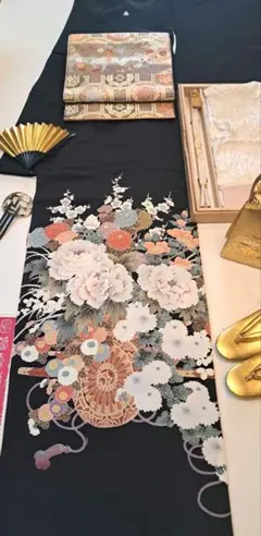 美品❇️三越扱い　有名作家手描友禅　 銀彩刺繍 　５つ紋　　フルセットのサムネイル