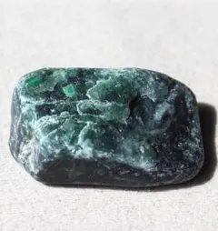 ［黒と緑の美翡翠］糸魚川翡翠 原石 7.2g