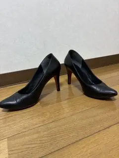 ブラック　ハイヒール　底赤のスタイリッシュな靴