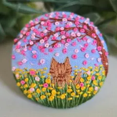 #056　猫　風景　桜　刺繍ブローチ　ハンドメイド　くるみボタン