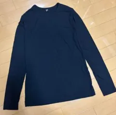 黒の長袖カットソー