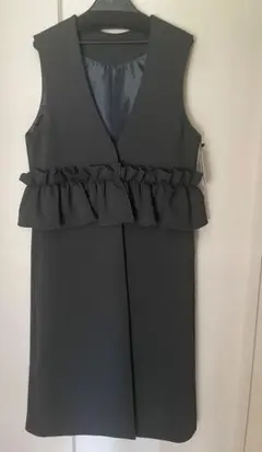 【新品タグ付き】 フリル付きノースリーブベスト　ジレ