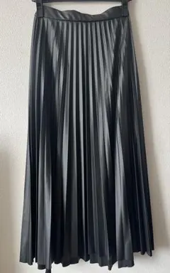 く*ん様 黒 合成皮革 プリーツスカート　M