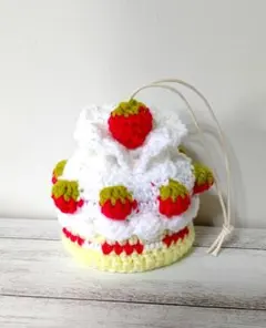 苺ケーキの巾着ポーチ　小物入れ　ぷっくり苺　ハンドメイド　巾着袋