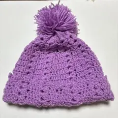 紫色のポンポン付き編み帽子