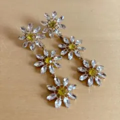 新品未使用品＊デイジー3連 ロングピアス 両耳用 花 フラワー キラキラ