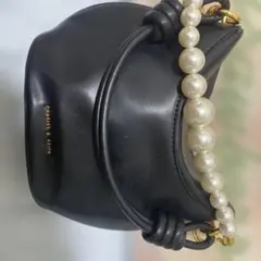 CHARLES & KEITH パールストラップ ショルダーバッグ ブラックのサムネイル