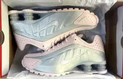 ナイキ ショックス R4 ベアリーローズ 24.0