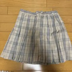 チェック柄プリーツスカートとリボンヘアバンド