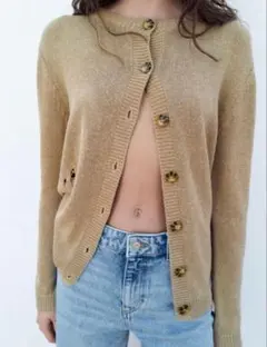 ベージュ ニットカーディガン ボタン付き