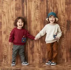 赤とストライプのポケット付きトレーナー