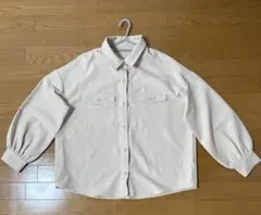 クリーム色 バルーンスリーブ シャツ