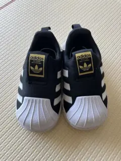 adidas スリッポン 黒白