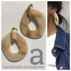 1176-1☺︎ゴールドと大ぶりな大理石風ベージュの2連フープピアス☺︎