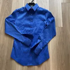 青いストライプの長袖シャツ