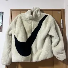 Nike ファーコート クリーム色 大きなロゴ入り