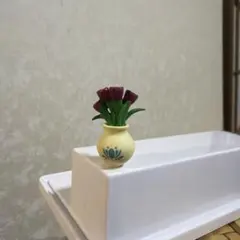 ミニチュア花瓶 赤い花付き