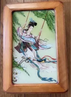極美品・手刺繍】中国伝統工芸品 両面刺繍置物 「三匹の金魚」 木彫り台座付レトロ 極美品・手刺繍】中国伝統工芸品 両面刺繍置物 「三匹の金魚」 木彫り