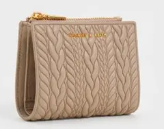 新品・未開封✨【CHARLES&KEITH】2つ折り財布 箱・袋付き（トープ）のサムネイル