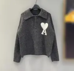 AMI Paris ハートロゴ ニット ポロシャツ グレーのサムネイル