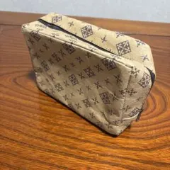 ベージュ ロゴ入り ポーチのサムネイル